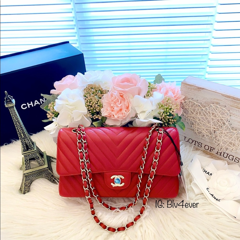 Chanel 20B Red Chevron Classic M/L LGHW